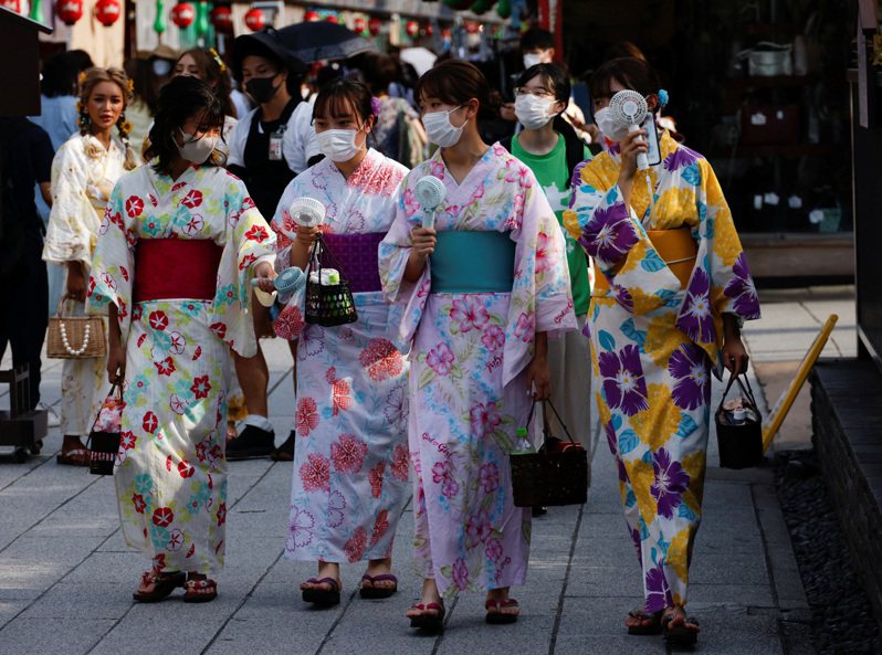 日本全境今天新增2萬2117起確診病例，疫情呈現升溫跡象，包括東京、大阪、福岡、沖繩等地的確診病例都持續增加。 路透社