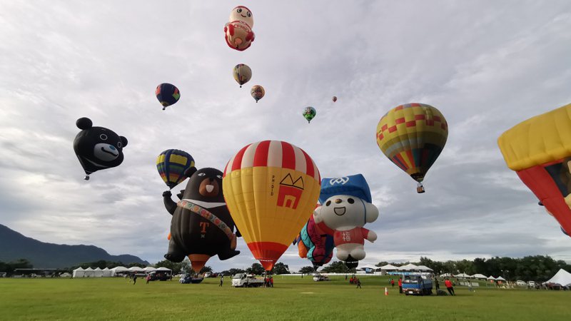 2022台灣國際熱氣球嘉年華活動，今天清晨6點在台東鹿野高台大草原起飛。記者卜敏正／攝影