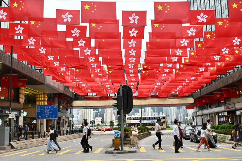 「五年一小慶、十年一大慶」，今年7月1日雖是香港主權移交25周年，但由於被視為是香港的「二次回歸」，因此香港街頭已刻意營造出較常年濃厚的喜慶氛圍。中新社
