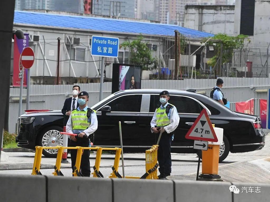 習近平在香港的紅旗N701防彈座車，周遭都有港警巡邏駐守。（汽車志）