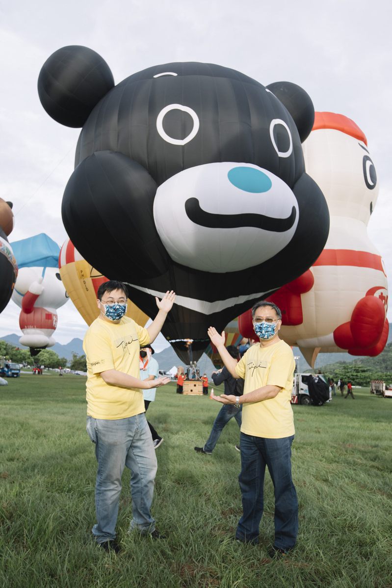 台北市副市長蔡炳坤(右)及觀傳局長劉奕霆(左)參加台東熱氣球嘉年華。圖／觀光傳播局提供