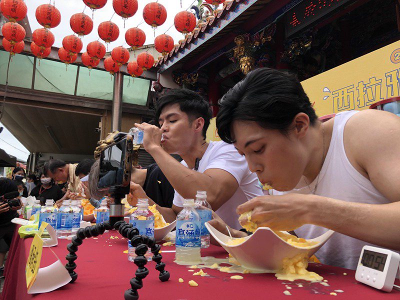 西拉雅吃冰節「吃冰大胃王 」 ，三名男大生包辦前3名。記者周宗禎／攝影