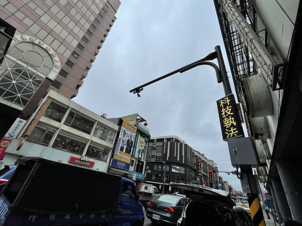新竹市警察局在北大路與西大路口設置多功能科技執法設備，宣導期在6月底結束，7月開...