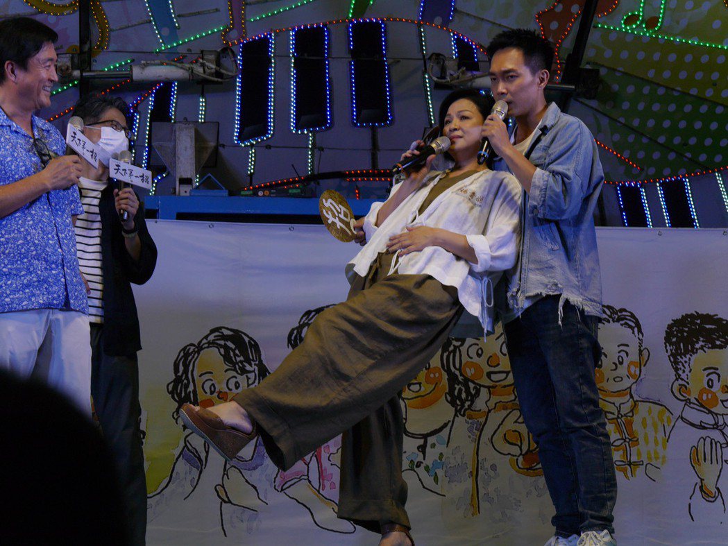 杨贵媚（左）、许仁杰在台上演出“生女儿后被安慰”情境。图／大爱电视提供