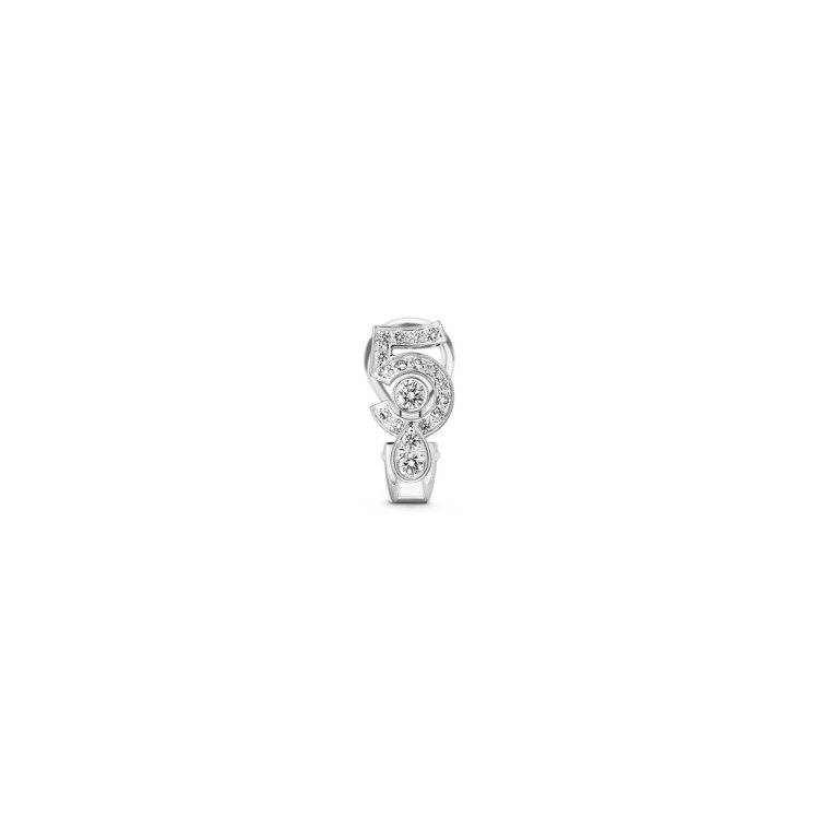 ETERNAL N°5單邊耳環，18K白金鑲嵌18顆總重約0.18克拉明亮式切割鑽石，12萬7,000元。圖／香奈兒提供