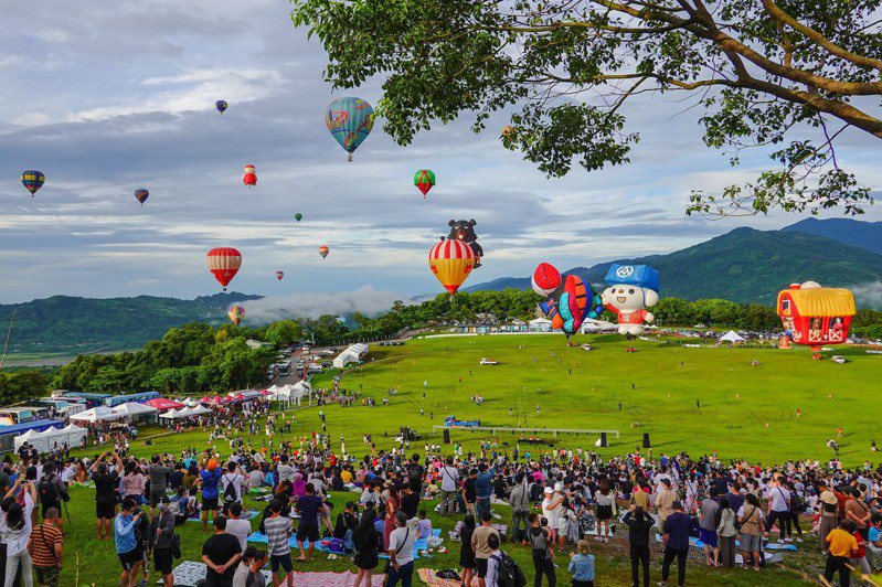 台東熱氣球嘉年華，昨天吸引上萬遊客入場欣賞。記者卜敏正／攝影