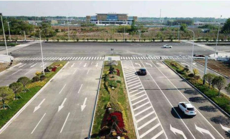 安徽省淮南市的玉蘭大道，被省委書記鄭柵潔點名批評路很寬，車沒幾輛。（上游新聞名