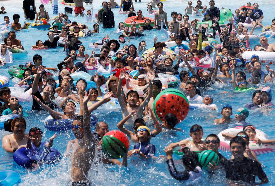 日本東京讀賣樂園戶外游泳池今年7月1日出現前來戲水消暑的遊客人潮。路透