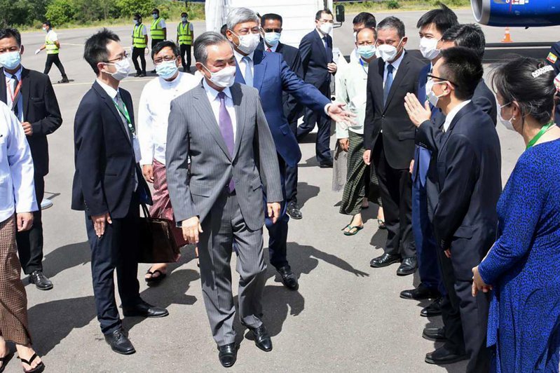 大陸國務委員兼外長王毅（中）2 日抵達緬甸，準備出席和主持瀾湄合作第七次外長會。（美聯社）