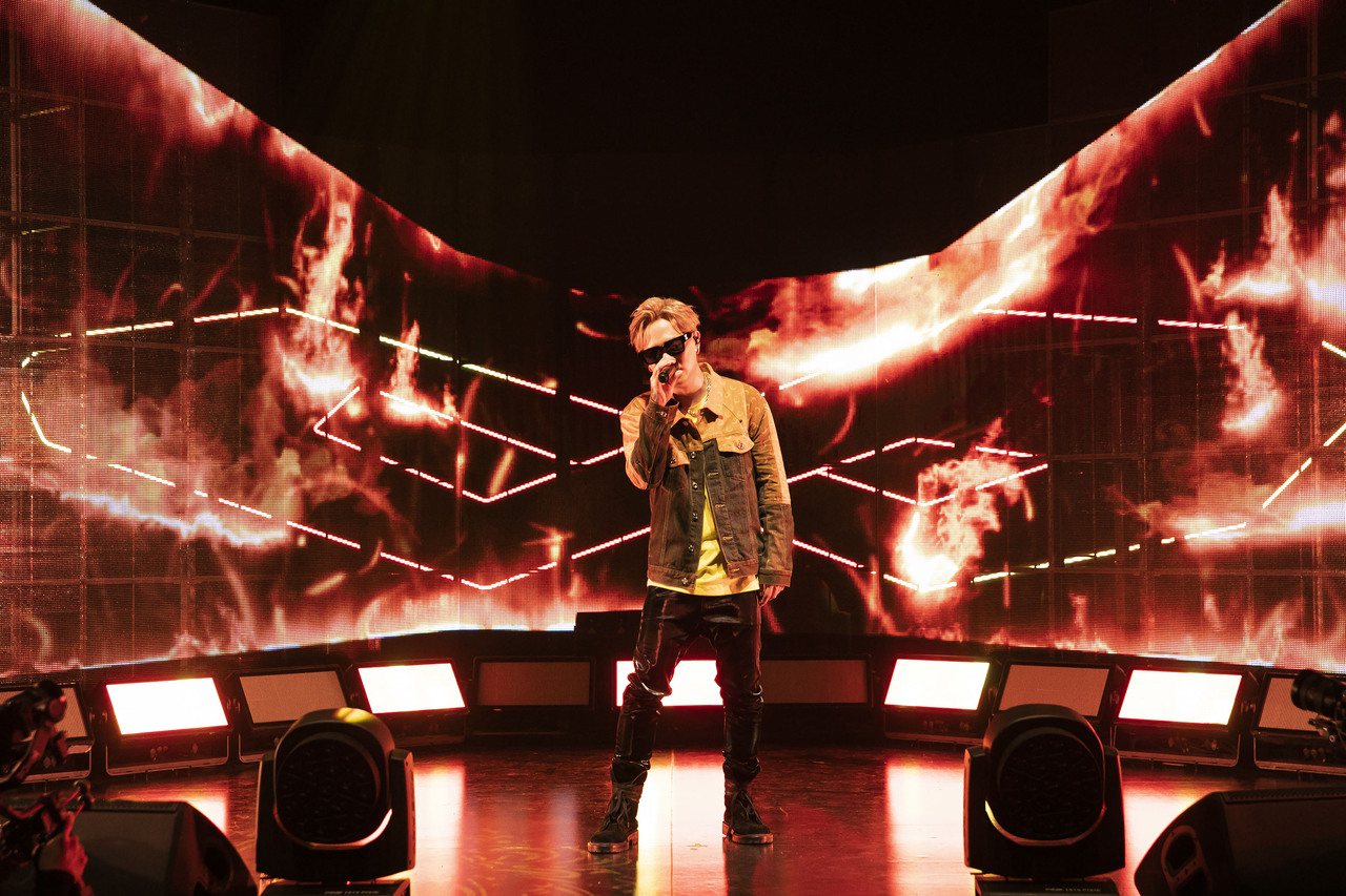 蕭秉治在「狂人」新專輯演唱會台北場展現「練肺」成果。圖／相信音樂提供