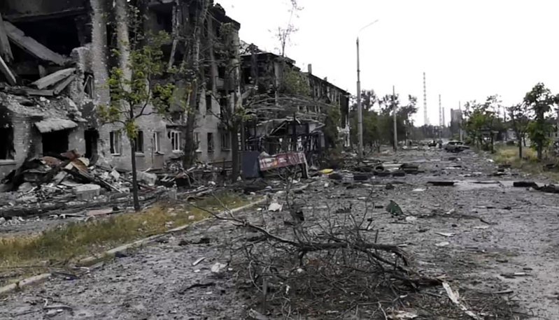 俄國3日聲稱「解放」烏克蘭東部要城利西昌斯克，圖為一處遭戰火摧毀的住宅。美聯社