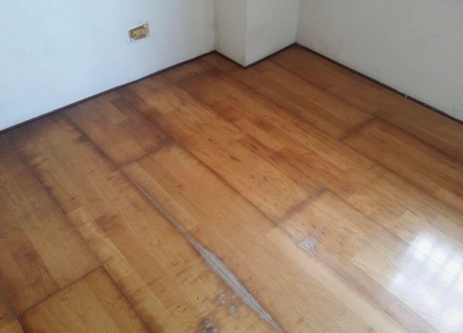 一名女網友哭訴，她退租時遭房東以「地板磨損」等理由扣除1萬5,000元押金。
...