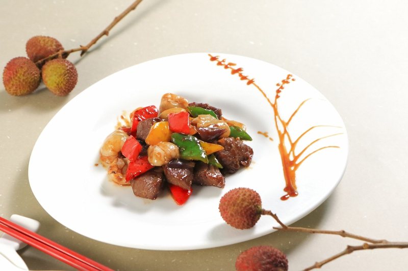 明宮粵菜廳7月起推出「水果彩燴」創意料理，台灣當季水果創意入菜，譜出一場味覺與視...