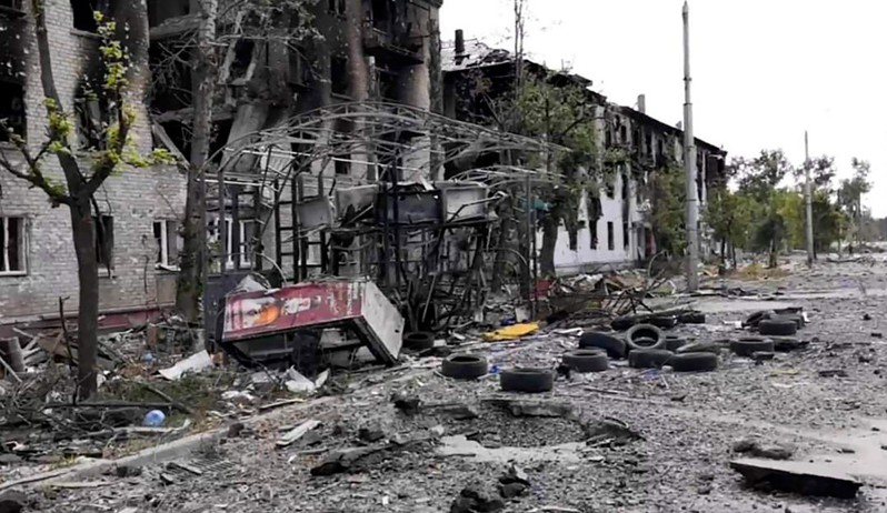 圖為7月3日公布的照片顯示，烏克蘭利西昌斯克住宅毀於戰火。美聯社