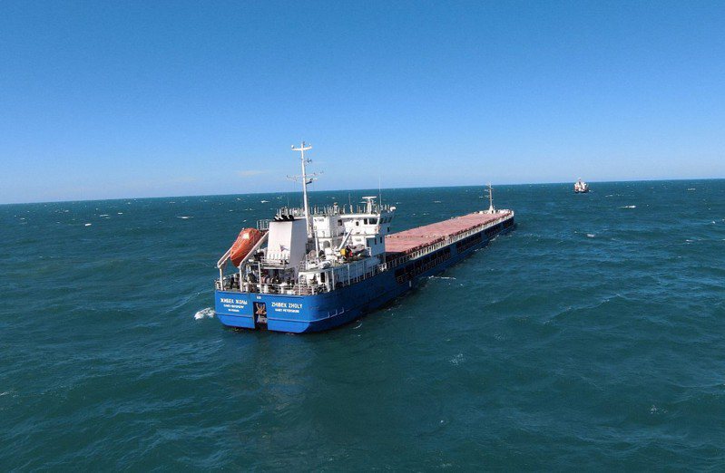 懸掛俄羅斯國旗的貨船Zhibek Zholy停泊在土耳其卡拉蘇黑海港的海岸外。路透
