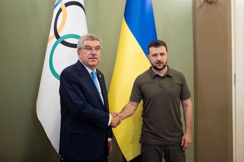 國際奧會主席巴赫（左）在基輔會見烏克蘭總統澤倫斯基。 路透