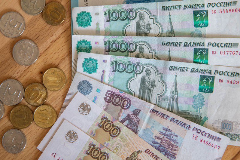俄羅斯貨幣盧布兌美元和歐元匯價今天早盤貶值至2週低點。 新華社