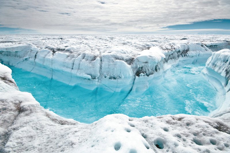 北極圈的格陵蘭冰蓋，在二○二一年八月時，降下有史以來第一場雨，造成八十七萬平方公里的雪地流失，國際學者認為「這是全球暖化已影響北極的證明」。（美聯社）