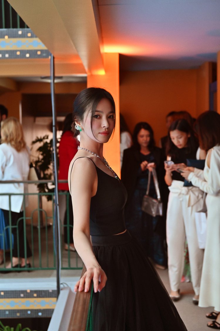 CHAUMET亞太區代言人宋慧喬出席品牌於巴黎舉辦的年度高級珠寶「波瀾燦景」系列展覽發佈會。圖／CHAUMET提供