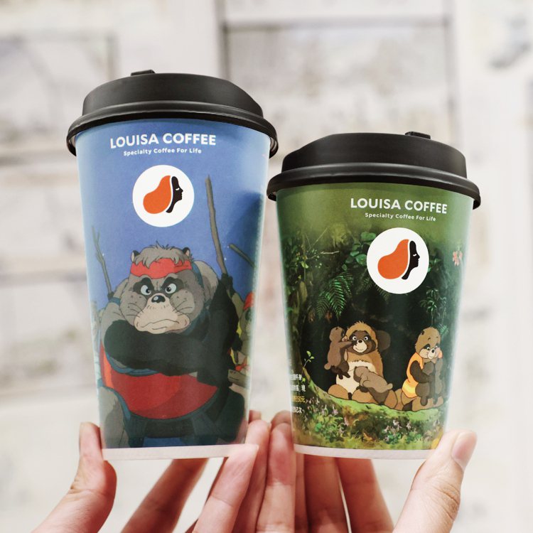 路易莎咖啡熱飲杯身是吉卜力動畫「平成狸合戰」。圖／路易莎咖啡提供。