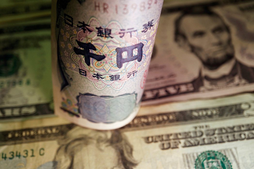 富邦金控首席經濟學家羅瑋表示，日圓走貶的確對亞洲周邊國家產生沉重壓力。路透