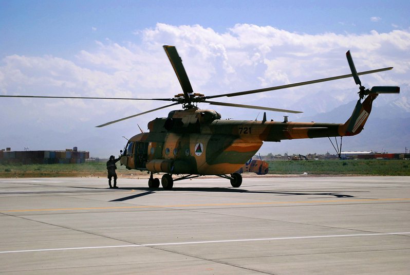 最近幾個月，有12架米17被美國送往烏克蘭附近，交由烏軍使用。圖為2013年阿富汗巴格蘭空軍基地內的一架米17。美聯社