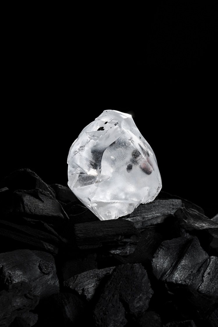 名為「Lesotho Legend」的鑽石原石重達910克拉。圖／梵克雅寶提供