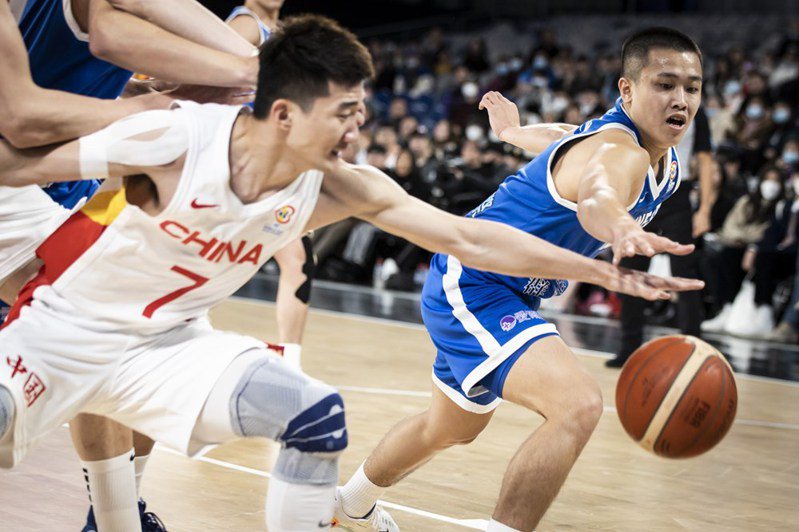 中華隊世界盃亞洲區資格賽第三階段再碰大陸，陳又瑋（右一）和對手爭球。圖／取自FIBA官網