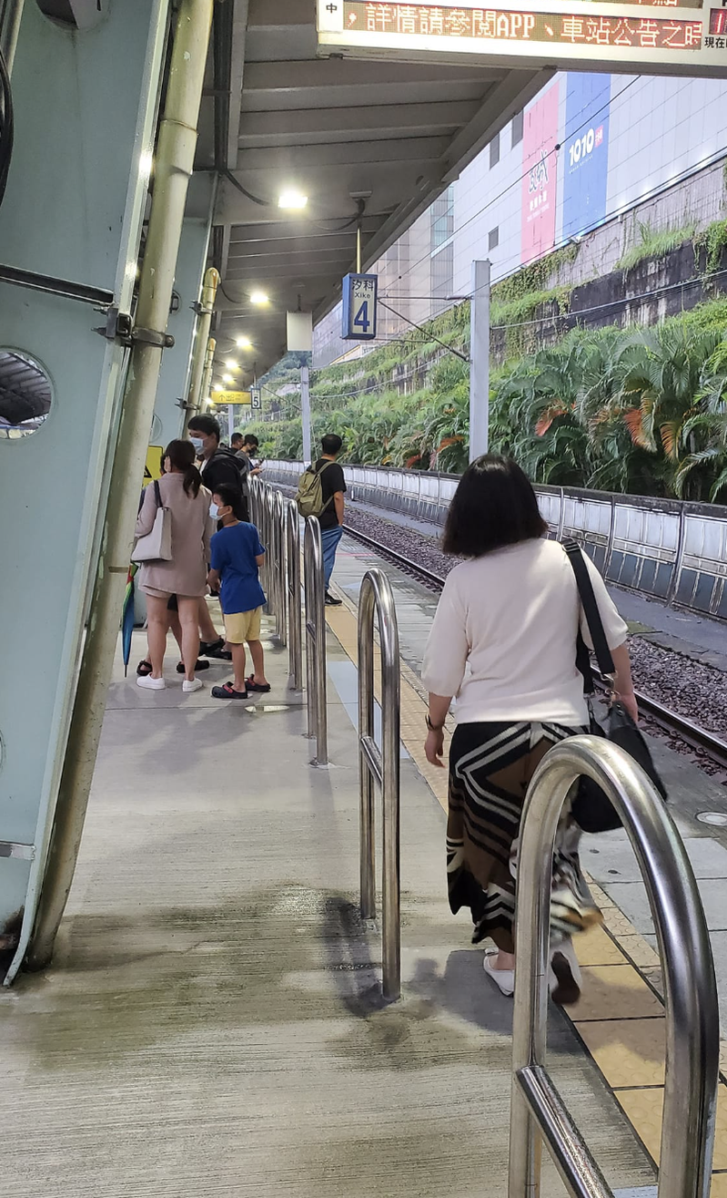 台鐵汐科車站在月台上增設鐵欄杆。 圖／翻攝自臉書汐止聯盟
