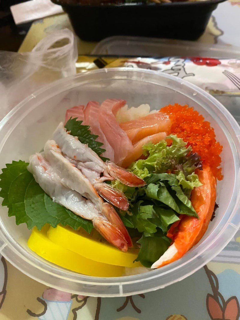 網友日前在區內一日式餐廳購買外賣生魚飯時，發現魚生飯竟以熱飯製作。圖擷自臉書社團
