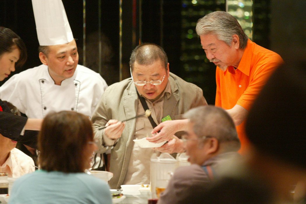 2008年，香港知名美食專家蔡瀾（右一）率領美食團一行近五十人來訪，團員中最受矚目的是科幻小說家倪匡（右二）。 圖／聯合報系資料照片