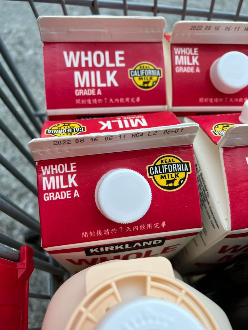 原PO秀出購物車內的牛奶照，保存期限足有一個半月。 圖／翻攝自臉書社團《Costco好市多 商品經驗老實說》