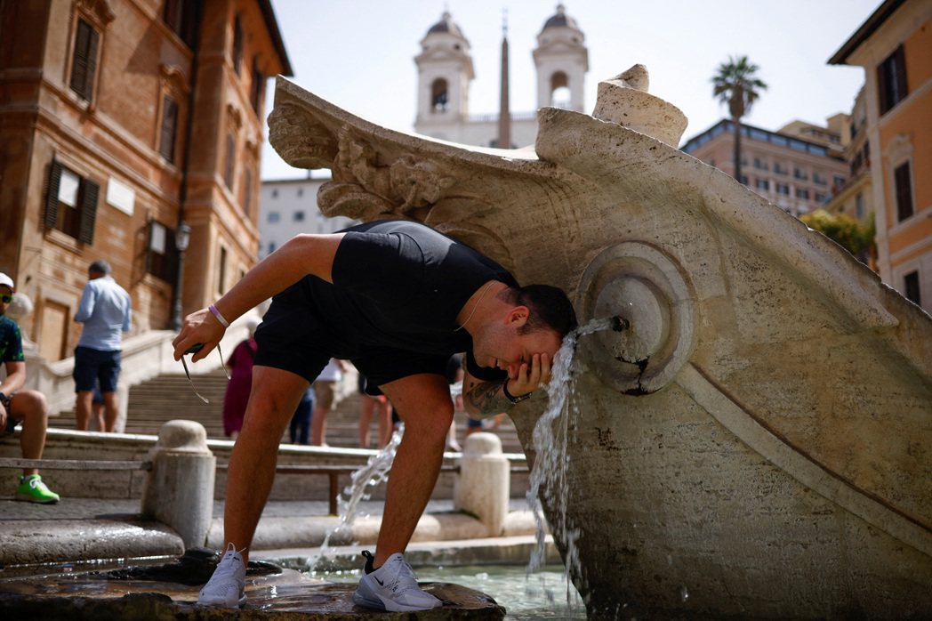 熱浪襲擊羅馬，圖為一名男子在著名景點西班牙廣場的破船噴泉（Fontana del...