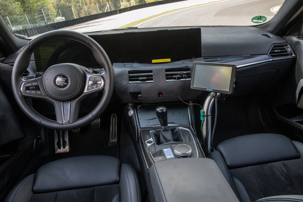 BMW M2(G87)將會換裝擁有曲面螢幕的新世代 iDrive 8系統。 圖 ...
