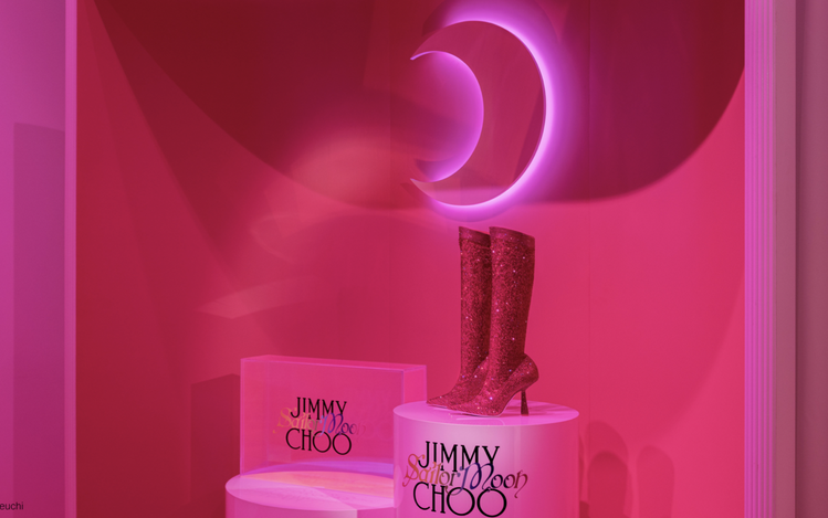JIMMY CHOO限量美少女戰士聯名訂製水晶長靴在東京六本木博物館展出。圖／J...