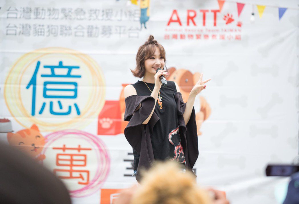 台灣動物緊急救援小組曾邀朱俐靜為毛孩而唱，她一口爽快答應，如今已成絕響。圖／倪京台提供