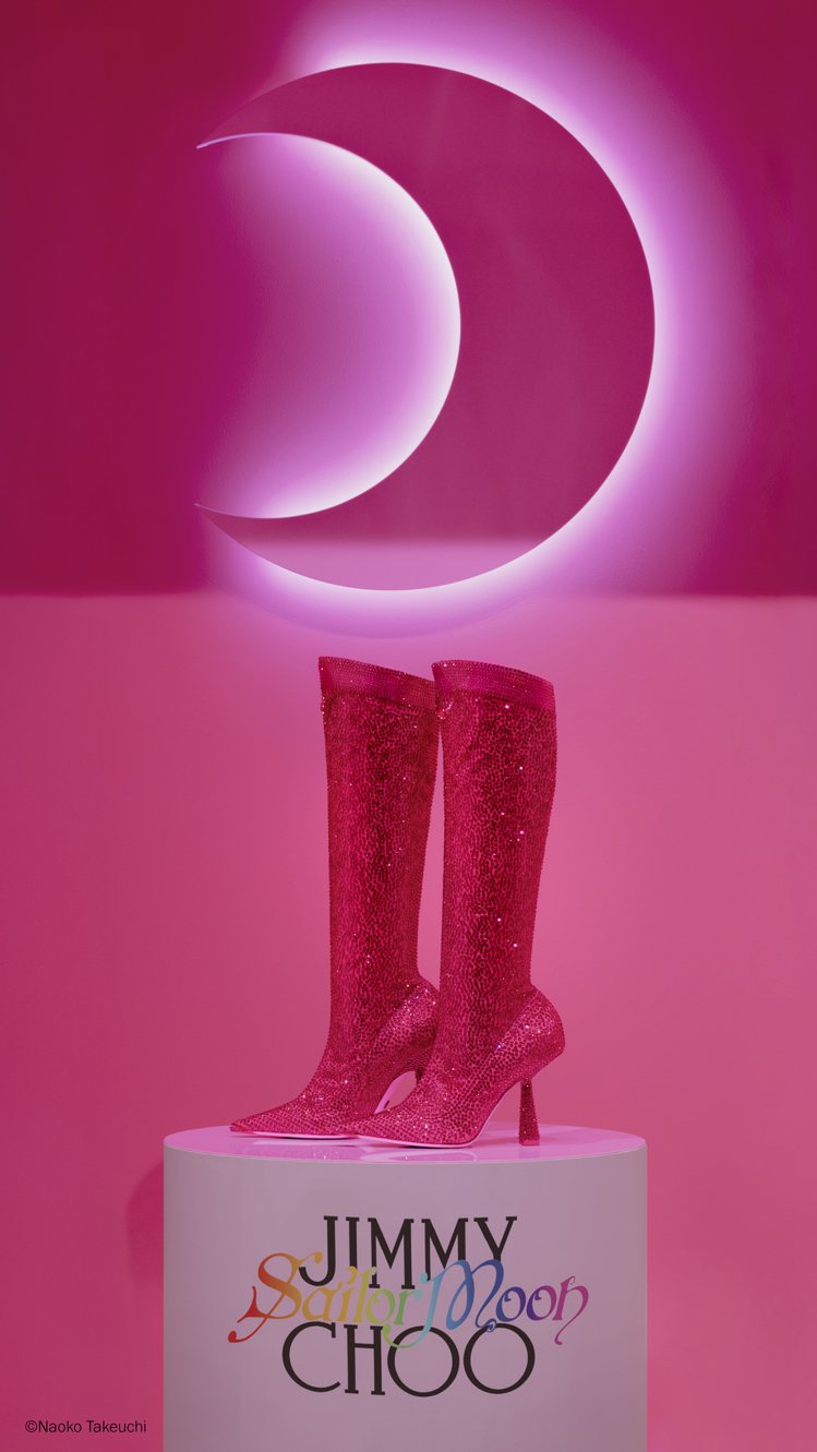 靴子上布滿桃紅色鑲嵌水晶，由全手工打造而成，而且最上方還做出了較亮色的漸層感，恰...