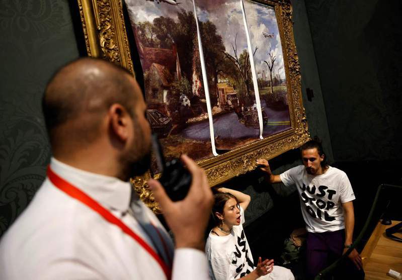 環保抗議團體「Just Stop Oil」的支持者繼在英國大獎賽的銀石賽道上抗議後，4日又選擇在倫敦的國家美術館進行抗議，並把自己與展覽品「黏在一起」。法新社