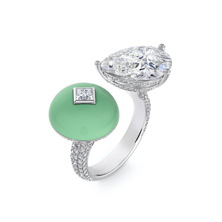 Midnight Aura開放式戒指，18K白金鑲嵌4.23克拉梨形切割白鑽、蛋面切割綠玉髓、鑽石，950萬元。圖／DE BEERS提供