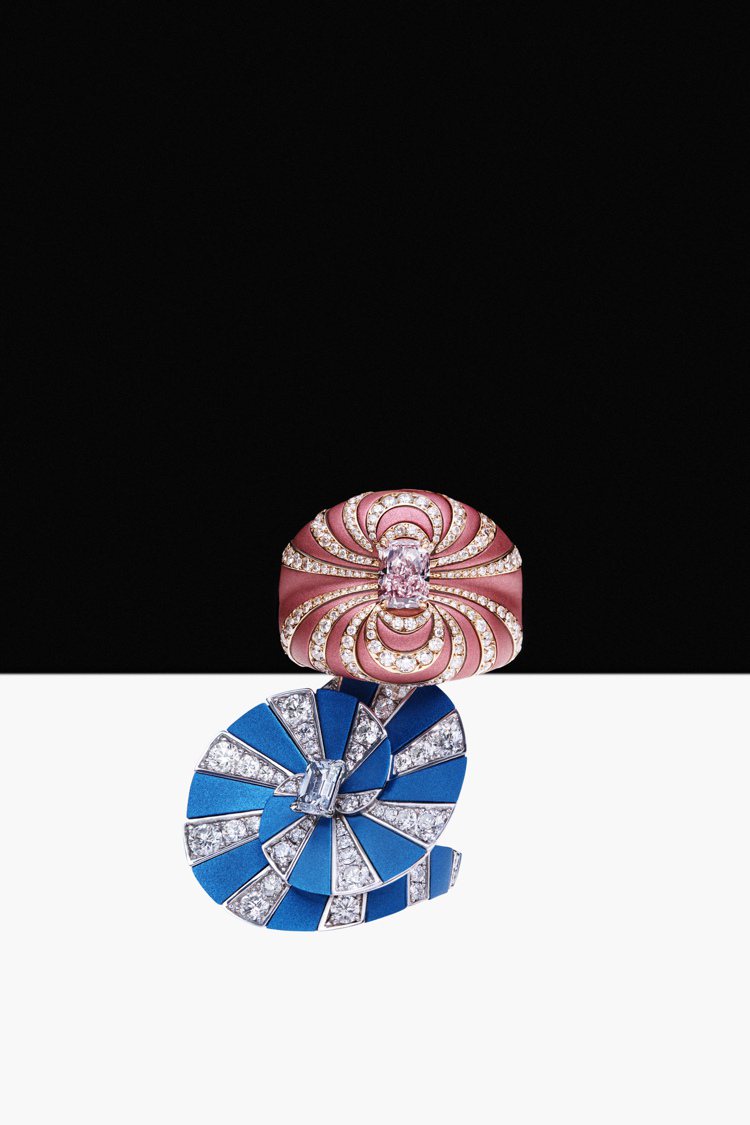 （由上至下）Optical Wonder粉紅色戒指，深玫瑰色鋁金屬和18K玫瑰金鑲嵌1.01克拉的雷迪恩式切割濃彩粉紅鑽、密釘鑲白鑽，2,225萬元；藍色戒指，藍色鋁金屬和18K白金鑲嵌0.5克拉祖母綠式切割濃彩藍鑽、密釘鑲白鑽，1485萬元。圖／DE BEERS提供