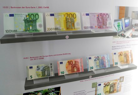 歐元兌美元匯率5日盤中一度重貶1.1%，至1.0306美元，創2002年12月以來最低水準。路透