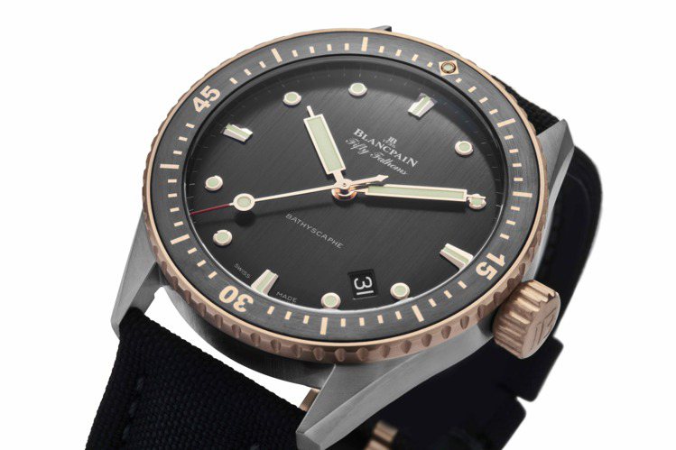 Blancpain專為高登鐘表50週年所設計的Fifty Fathoms Bathyscaphe紀念腕表，全球限量50只。圖／高登鐘表提供