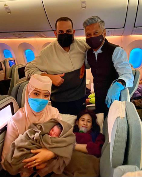 汶萊皇家航空日前從杜拜起飛前往汶萊的RB BI008航班上，一名懷孕33周的孕婦在機上產下了一名健康的男嬰。圖／取自汶萊皇家航空臉書