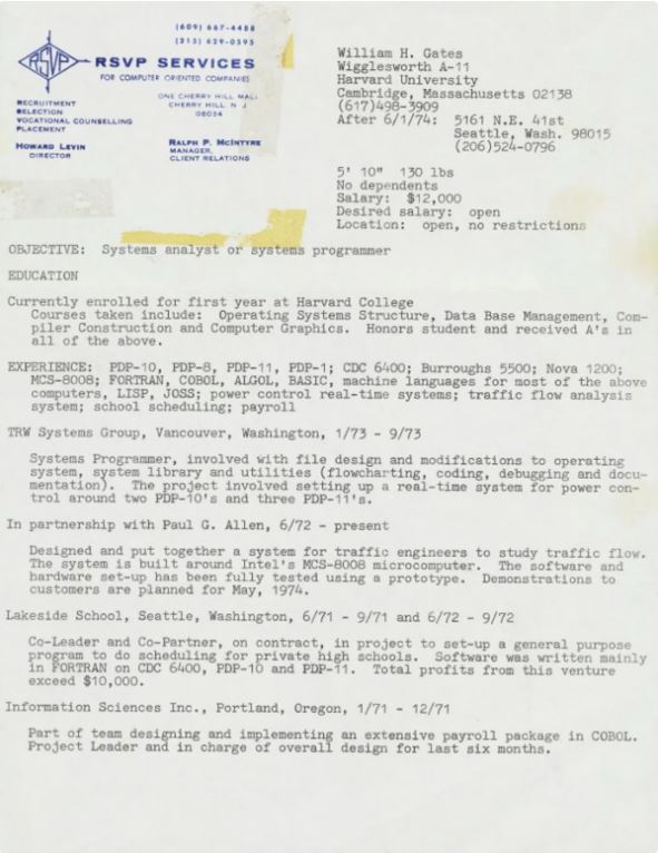 盖兹展示自己近50年前的旧简历，似乎是以打字机印制而成，在盖兹等人促进个人电脑（PC）普及之前，这是最常见的书写形式。   撷自盖兹LinkedIn帐号(photo:UDN)