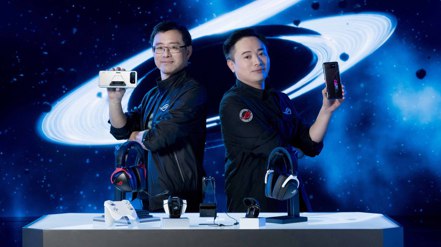 華碩ROG Phone 6與ROG Phone 6 Pro在華碩共同執行長許先越（左）、華碩手機全球營銷處長張舜翔帶領下正式亮相。華碩╱提供