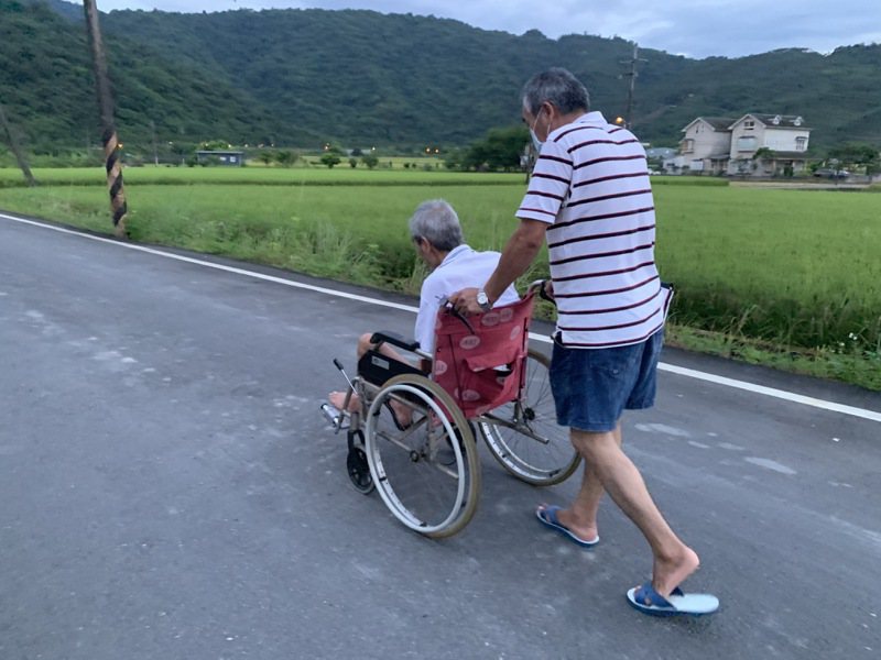 61歲俞姓男子（坐輪椅者）去年中風後暴瘦，加上今年3月跌倒傷及髖關節，迄今臥病在床，生活起居全由其弟（右）一手包辦。記者林佳彣／攝影