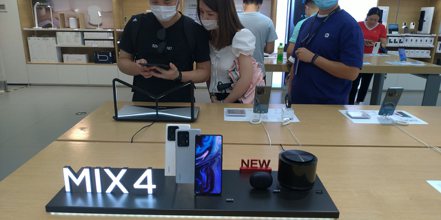 小米已經委託廠商在越南代工生產智慧手機。圖為小米在上海旗艦店所展示的MIX4手機。記者林宸誼／攝影