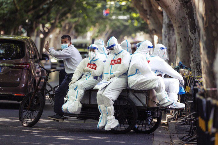 2022年6月，中國上海的防疫人員「大白」。