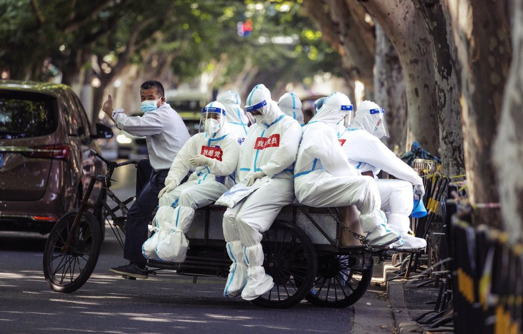 2022年6月，中國上海的防疫人員「大白」。 圖／歐新社