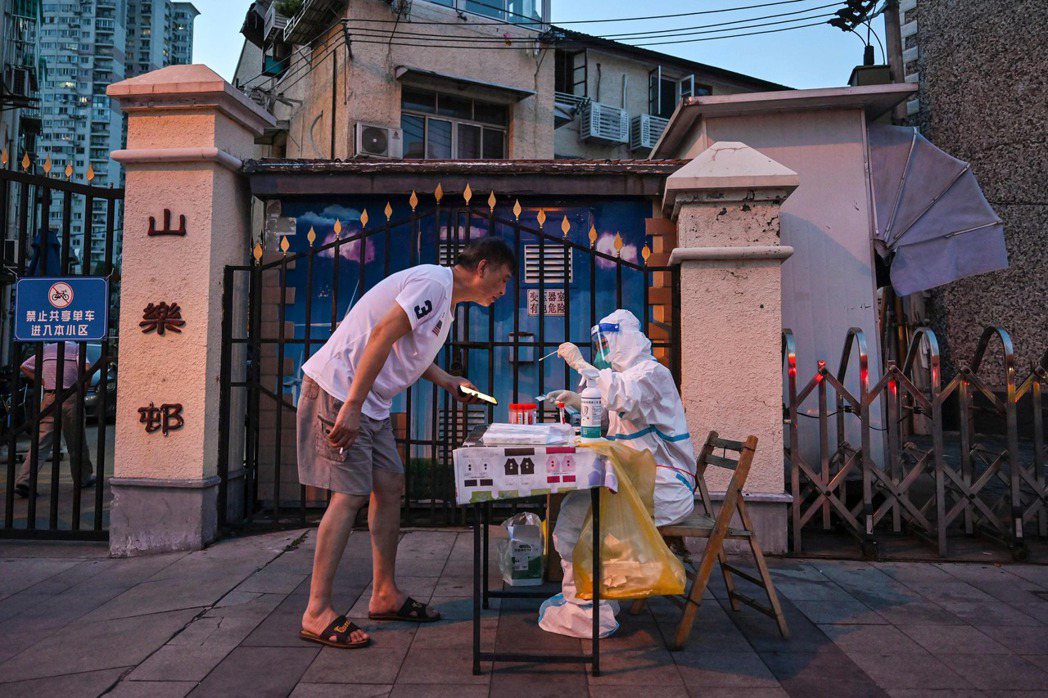 上海從7月3日左右又發現本土感染病例，官方宣告部分區域重新展開全區住民的核酸檢測...